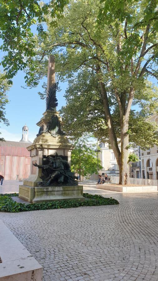 Chambres Poitiers Centre Ville - Salle de Bain, Réfrigérateur, TV et machine à café privatifs - Cuisine commune - Terrasse - Hôtel de ville à 200m Esterno foto