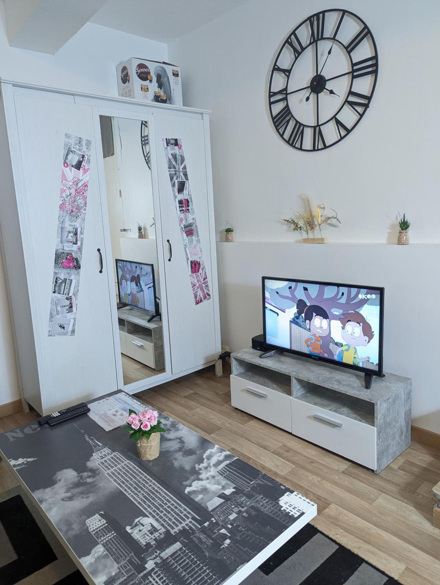 Chambres Poitiers Centre Ville - Salle de Bain, Réfrigérateur, TV et machine à café privatifs - Cuisine commune - Terrasse - Hôtel de ville à 200m Esterno foto